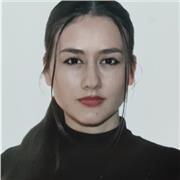 Estudiante universitaria dispuesta a ayudar a los niños en las diferentes asignaturas de primaria